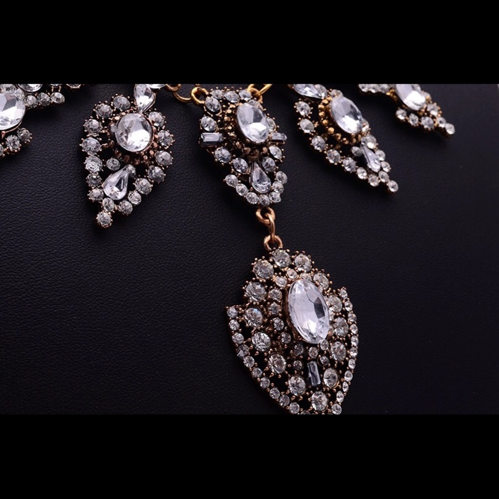 Last 1!  Crystal Flower Statement Necklace - Picture 5 of 8
